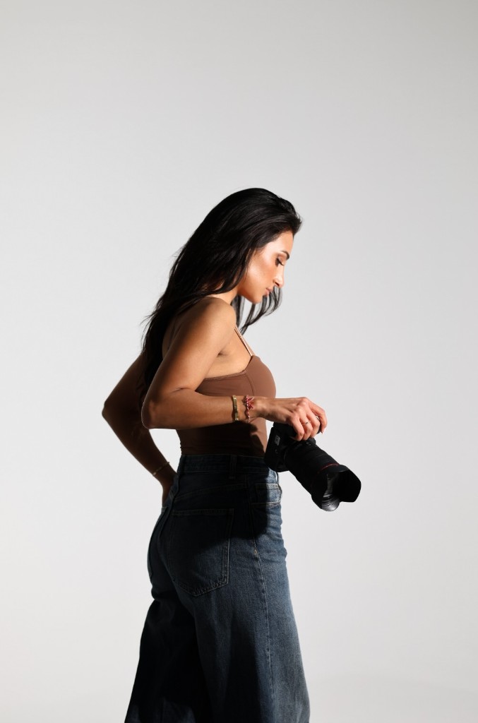Ninevah Alkan, staand portret in de studio