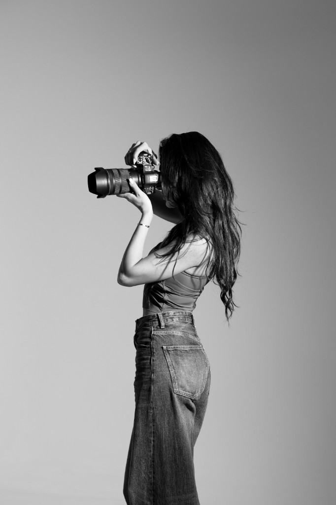 Ninevah Alkan met camera in de studio, zijaanzicht, zwart-wit