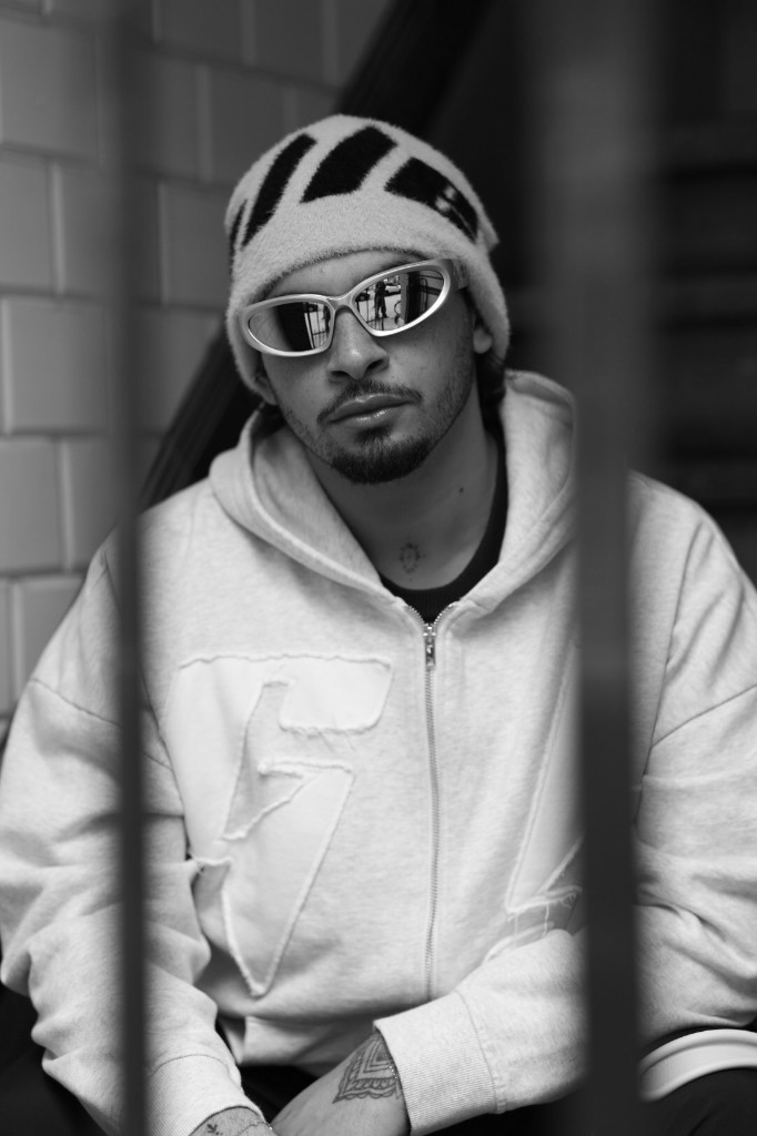 Streetwear-portret met muts en zonnebril, zwart-wit