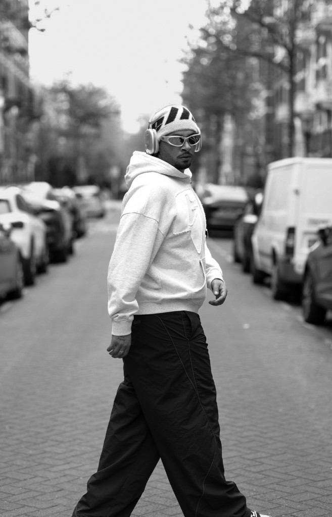 Streetwear lifestyle, lopen op straat, zwart-wit