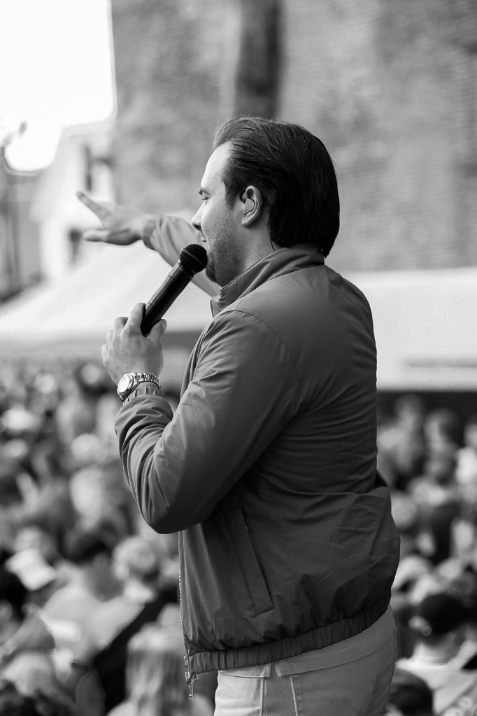 Artiest met microfoon voor publiek, zwart-wit