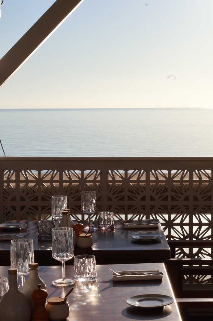 Strandrestaurant met tafels en zeezicht