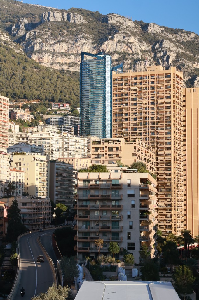 Gebouwen van Monaco tegen de bergen