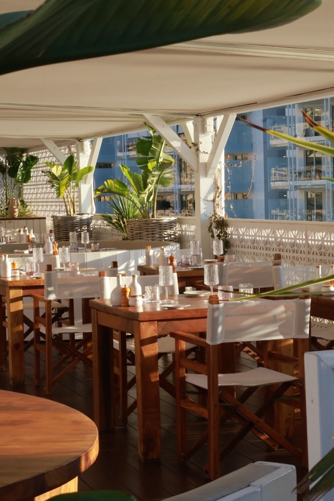 Restaurantterras met uitzicht over de stad