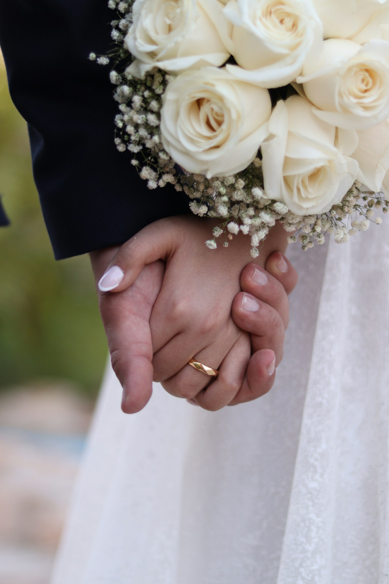 Sfeervolle trouwdecoratie met bloemen
