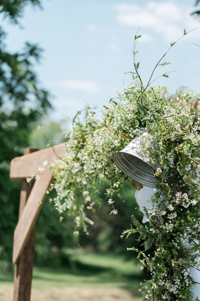 Houten tuinboog versierd met bloemen